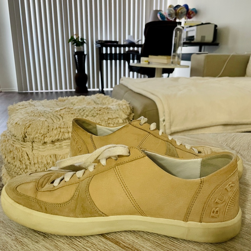Tennis shoes